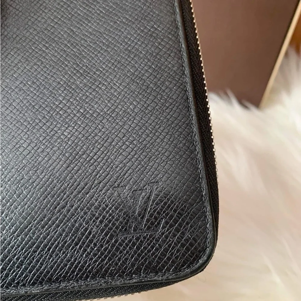 Sold🔔🔔🔔LV Taiga Long Zippy Wallet
Unisex❤️💗 - Picture 3 of 16